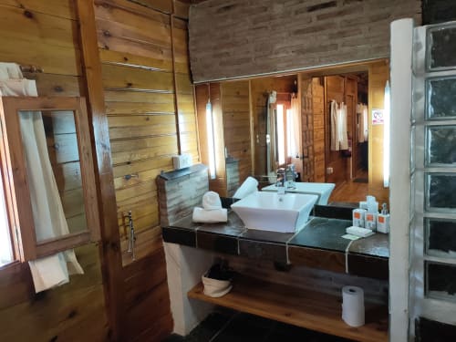 Baño de la Casita Manzanilla de la Sierra en el hotel El Paraje del Chef, Laroles Granada, con doble lavamanos y detalles en madera