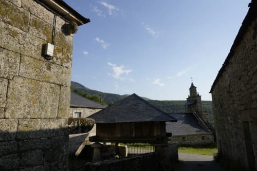 Patio histórico de piedra en la propiedad rural Balbino de Suárbol, León, España con arquitectura tradicional