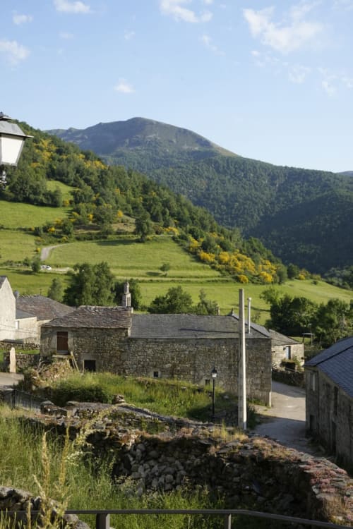 Casas de piedra en pueblo de montaña de Suárbol, León - alojamiento rural Balbino