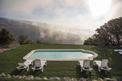 Piscina con tumbonas con vistas a las montañas neblinosas de El Paraje del Chef, Granada