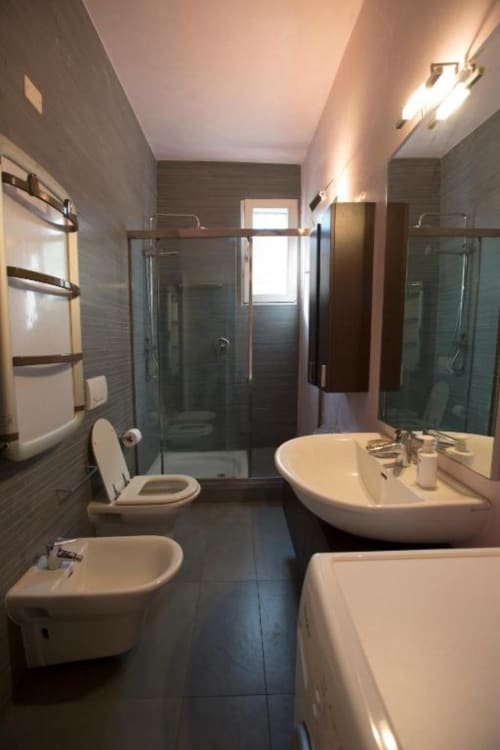 Moderno bagno con doppio lavabo, wc, bidet e cabina doccia in vetro presso L'Appartamento Giusto a Bologna