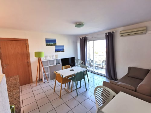 Appartement lumineux à la Résidence Saint Michel, L'île Rousse avec bureau, canapé, accès balcon, climatisation et mobilier moderne