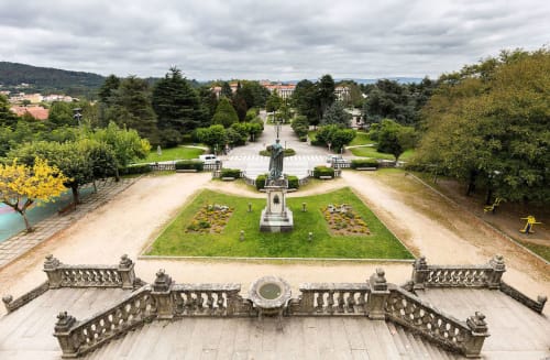Hermoso jardín ornamental de Cabañas Compostela en Santiago de Compostela, con balaustradas de piedra, monumento central y avenidas arboladas