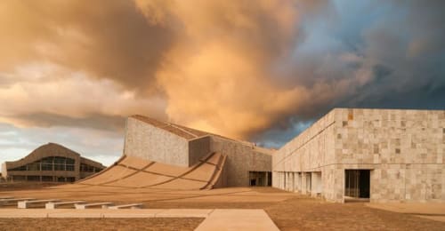 Fachada arquitectónica moderna del hotel Cabañas Compostela en Santiago de Compostela con cielo dramático
