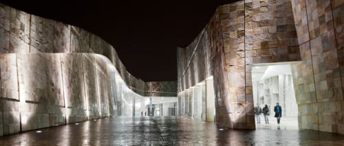Pasillo moderno de piedra en el hotel Cabañas Compostela en Santiago de Compostela con paredes iluminadas y piso mojado