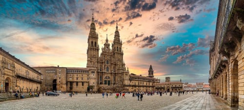 Catedral de Santiago de Compostela con plaza histórica y arquitectura en España