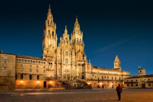 Majestuosa Catedral de Santiago de Compostela iluminada al atardecer en Galicia, España