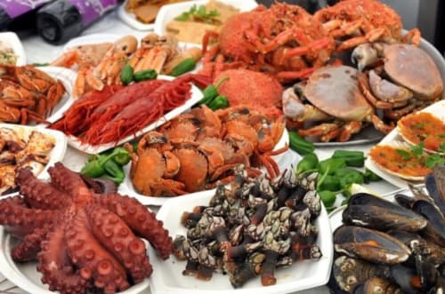 Tabla de marisco fresco en Cabañas Compostela: pulpo, centollo, bogavante, mejillones y mariscos en Santiago de Compostela