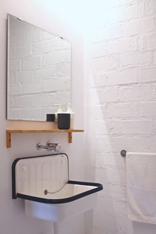 Lavabo moderno con marco negro y repisa de madera en el apartamento Casa rural MAÑARINEGI, Gipuzkoa