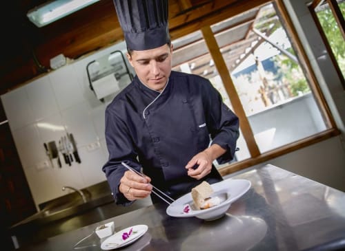 Chef en El Paraje del Chef presentando un plato gourmet en Laroles Nevada, Granada