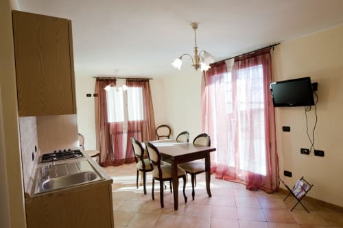 Monolocale open-plan a Vezza d'Oglio con cucina, zona living e accesso al balcone con vista montagna
