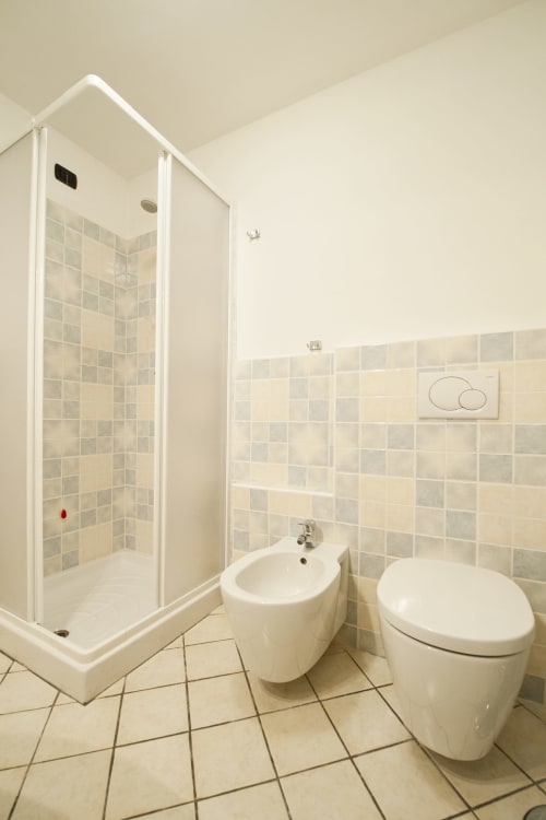 Moderno bagno con doccia, wc e bidet nell'appartamento Residence La Corte a Vezza d'Oglio