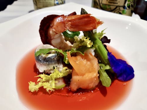Tabla gourmet de mariscos con camarones, vieiras y pescado en El Paraje del Chef, Granada