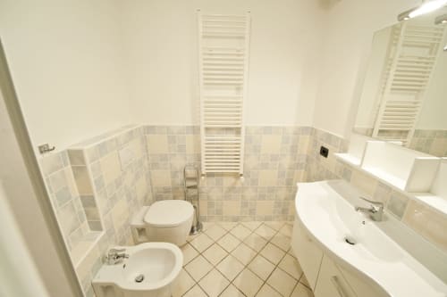 Bagno moderno di Residence La Corte, Vezza d'Oglio, con toilette, bidet, lavabo e scaldasalviette