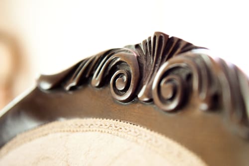 Elegante elemento decorativo in bronzo presso l'appartamento Residence La Corte a Vezza d'Oglio, Italia