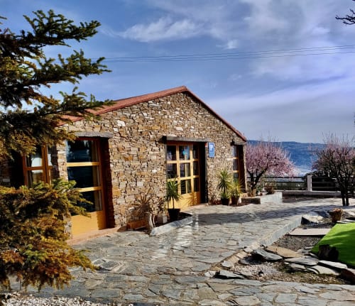 Casa de piedra hotel en El Paraje del Chef, Laroles Nevada, Granada, con terraza y vistas a la montaña