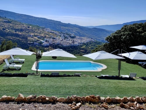 Lujosa piscina con vistas al pueblo serrano en El Paraje del Chef, Laroles, Granada