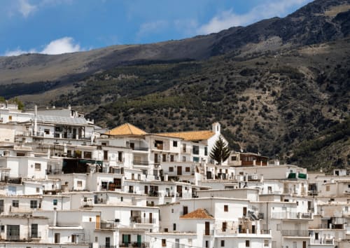 Pintoresco pueblo blanco de Laroles anidado en las montañas de Sierra Nevada, Granada España, con arquitectura tradicional
