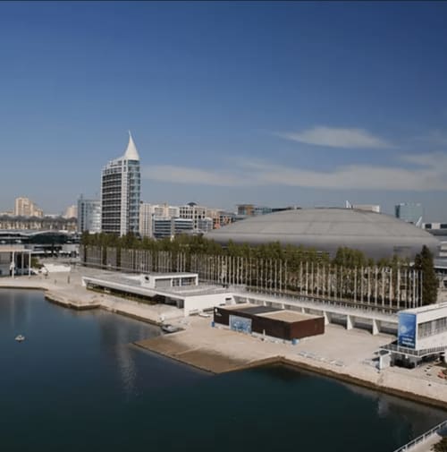 Desenvolvimento moderno à beira-rio em Leiria, Portugal com arquitetura contemporânea e passeio fluvial