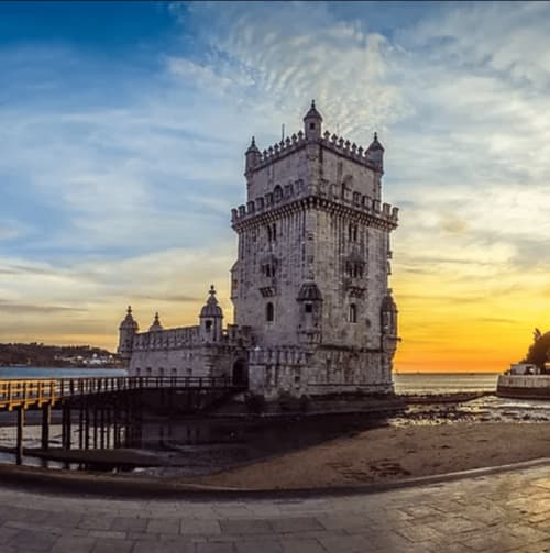 Torre de Belém ao pôr do sol, marco ribeirinho icônico de Lisboa perto do BnB Charm Discovery Experiences, Leiria