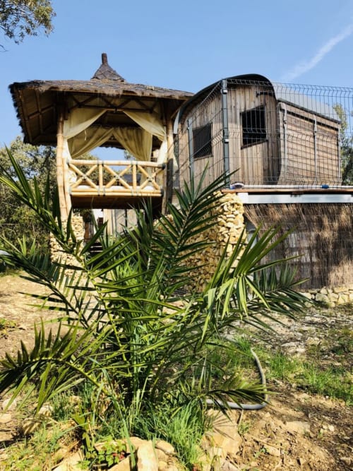 les jardins de Chiron - Sauve - lodges et Tiny house sud de la France - spa et petit dejeuner proche Nimes Montpellier - piscine exterieure 
