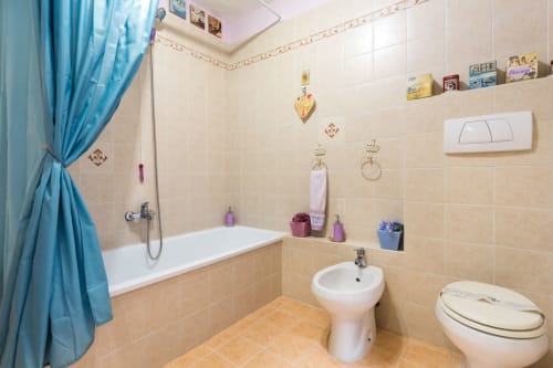 Bagno della Dormire Assisi B&B ad Assisi con vasca, bidet, wc e tenda doccia blu