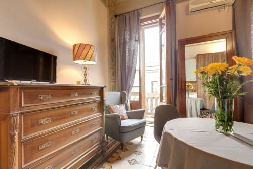 Appartamento deluxe al Sleep tight Florence con cassettone in legno, comodi posti a sedere, fiori gialli e balcone con vista sulla città
