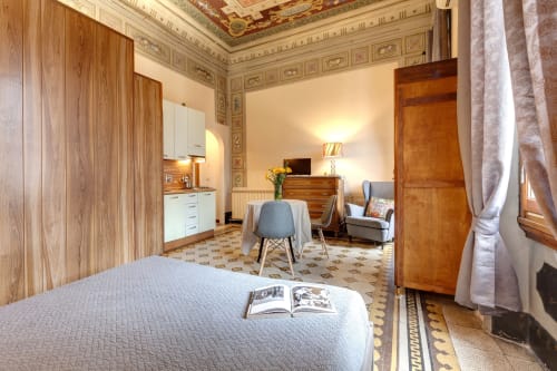 Appartamento deluxe a Sleep tight Florence a Firenze con elegante camera da letto, angolo cottura e arredamento toscano classico