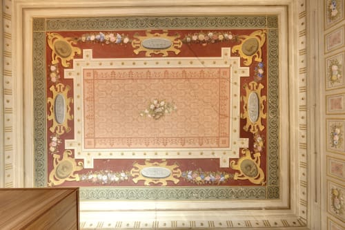 Soffitto a cassettoni decorati con ornamenti rossi e oro di stile Rinascimentale nell'appartamento di lusso Sleep tight Florence