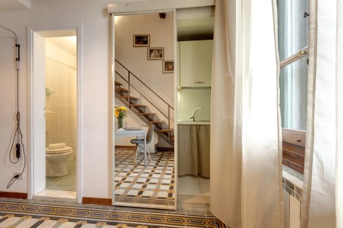 Ingresso spazioso del loft fiorentino con armadi a specchio, accesso al bagno e scala in legno - Sleep tight