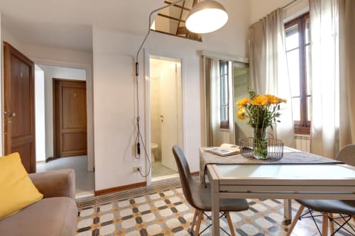 Accogliente appartamento moderno a Firenze con scrivania, cuscino giallo, fiori e bagno privato