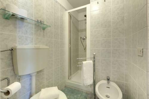 Bagno moderno al Sleep tight Florence BnB di Firenze con doccia, lavabo, wc e pareti piastrellate