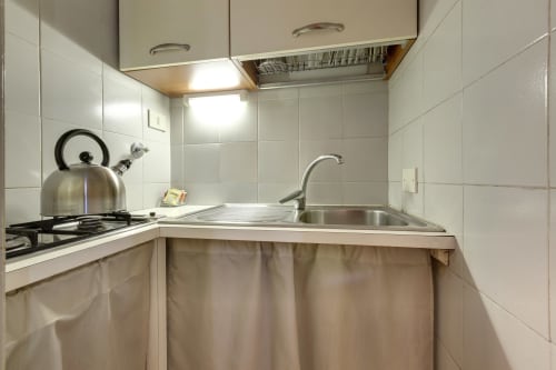 Cucina compatta nel loft Sleep tight Florence con fornello, lavello e piastrelle bianche a Firenze, Italia