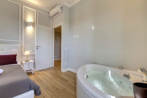 Sleep tight Florence suite with jacuzzi tub, bed, and air conditioning in Firenze apartment