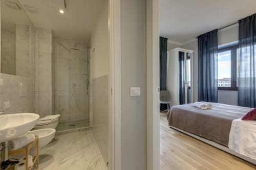 Sleep tight Florence suite with city view: modern bathroom with shower and bedroom with bed