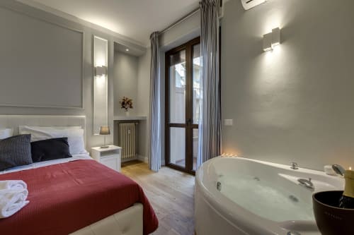 Lussuosa suite di Firenze con letto king, vasca idromassaggio e balcone in Sleep tight BnB