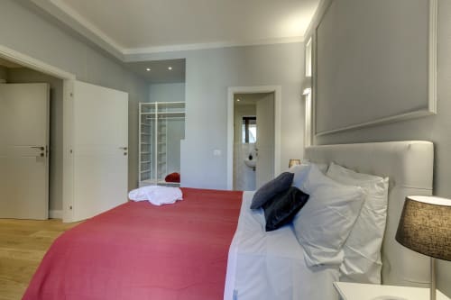 Suite moderna presso Sleep tight Florence con letto rosso, biancheria bianca, bagno privato e arredi contemporanei