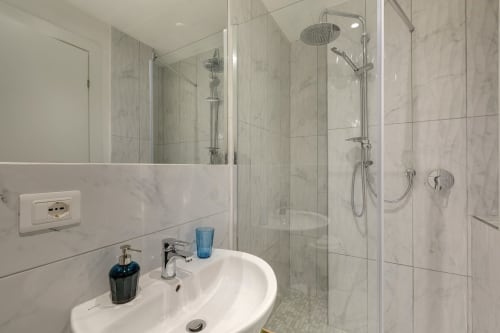 Bagno moderno in marmo presso Sleep tight Florence con doccia walk-in, lavabo rotondo e rubinetteria cromata
