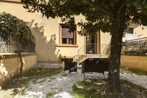 Charming garden courtyard at Sleep tight Florence B&B in Firenze with shaded seating area