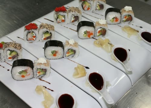 Variados rollos de sushi con jengibre y salsa de soja en El Paraje del Chef, espacio gastronómico en Laroles, Granada