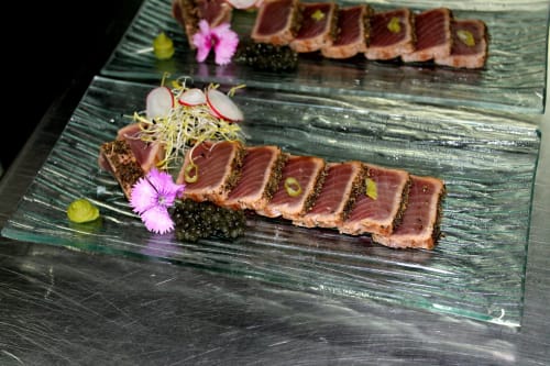 Atún sellado a la sartén presentado artísticamente con caviar, microvegetales y flores comestibles en El Paraje del Chef, Granada