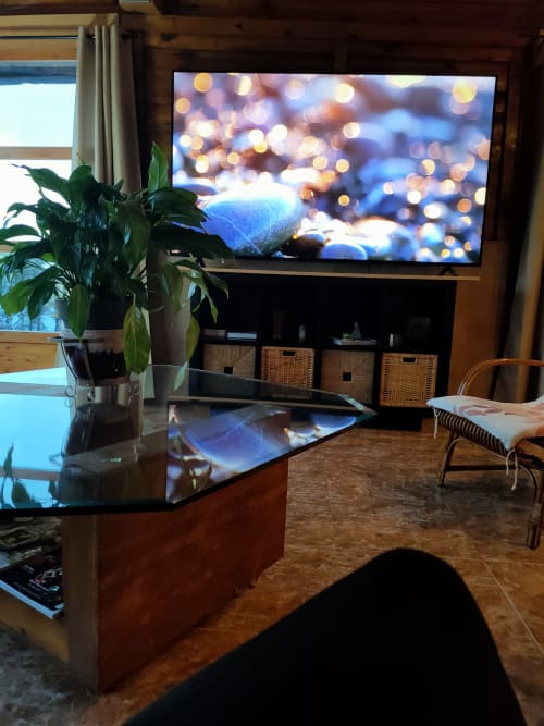 Salón de recepción gastronómica en El Paraje del Chef, Laroles Nevada, con televisor de pantalla plana y vistas a la montaña desde las ventanas