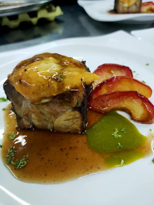 Foie gras gourmet con manzana caramelizada y salsa verde en El Paraje del Chef, Laroles Granada
