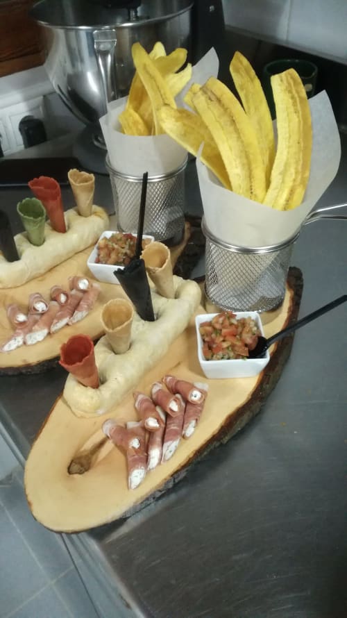 Creativa tabla de quesos y embutidos de El Paraje del Chef con chips de plátano frito, carnes curadas y aperitivos en Granada