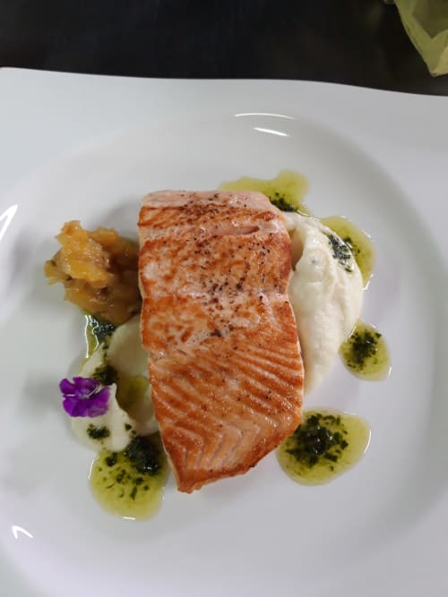Filete de salmón a la sartén con salsa de kiwi y guarnición en El Paraje del Chef, Granada