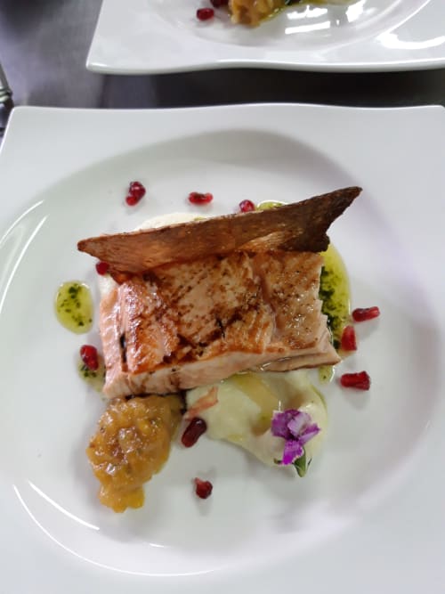 Filete de salmón a la sartén con piel crujiente, acompañado de verduras y microbrotes en El Paraje del Chef, Granada