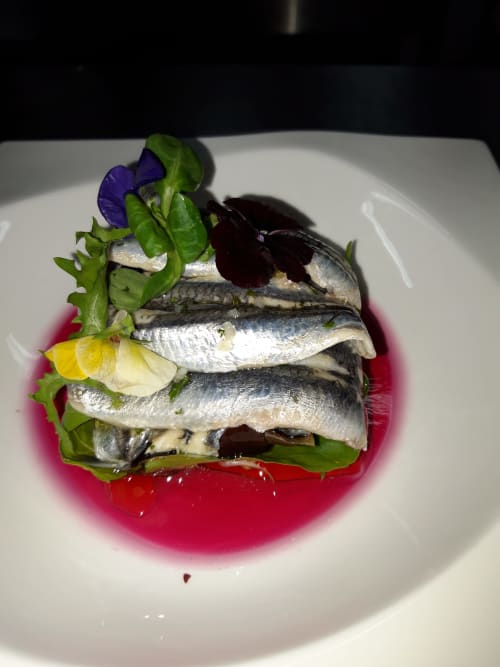 Elegantes sardinas presentadas con microbrotes y reducción de remolacha en El Paraje del Chef, Granada