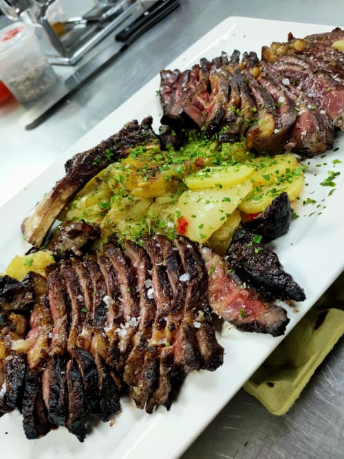 Filete a la parrilla con papas aromáticas en El Paraje del Chef, Laroles Granada