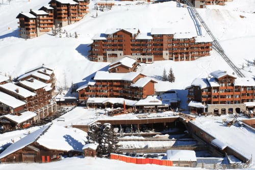 Vue aérienne de la station CMD Méribel Le Pralin nichée dans un paysage alpin enneigé avec ses chalets et domaines skiables