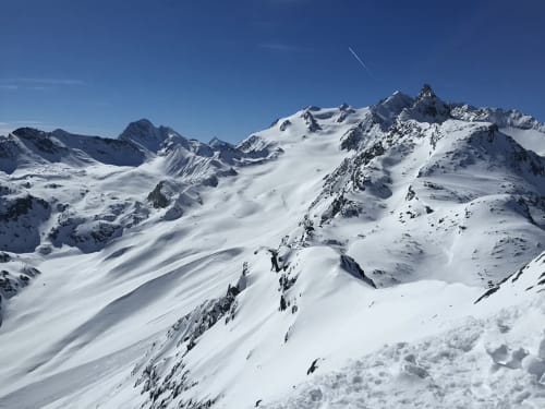Pics alpins enneigés et glaciers près de la station de ski de Méribel aux Allues, France
